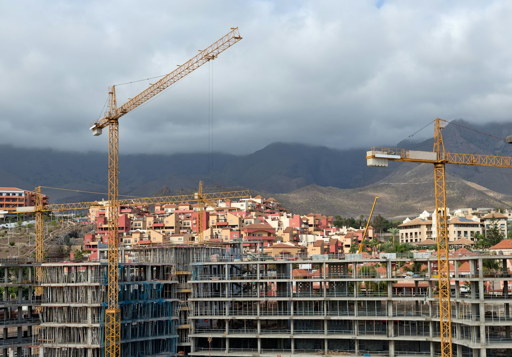 Construction with construction cranes